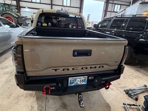 Used 2017 Toyota Tacoma TRD Off-Road image 8