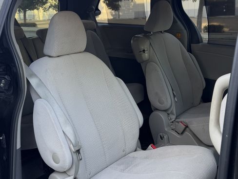 Used 2012 Toyota Sienna LE w/ Towing Pkg FWD image 14
