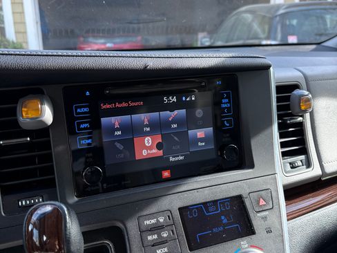 Used 2016 Toyota Sienna Limited Premium image 6