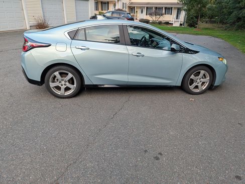 Used 2018 Chevrolet Volt LT w/ Comfort Package image 8