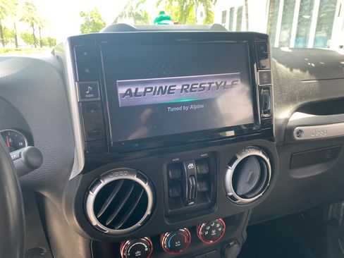 Used 2016 Jeep Wrangler Unlimited Rubicon w/ Connectivity Group AWD/4WD image 10