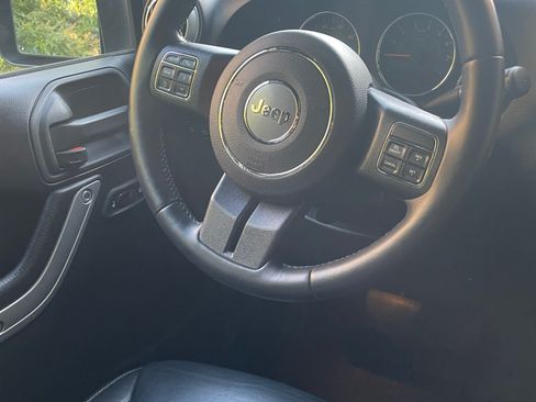 Used 2018 Jeep Wrangler Unlimited Rubicon w/ Connectivity Group AWD/4WD image 12