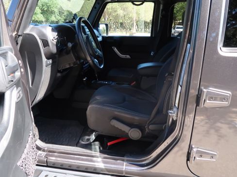 Used 2017 Jeep Wrangler Unlimited Rubicon w/ Connectivity Group image 14