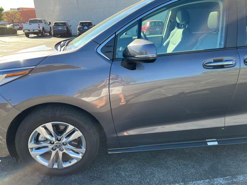 Used 2023 Toyota Sienna Limited image 14