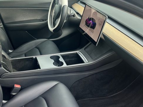 Used 2022 Tesla Model Y Long Range AWD/4WD image 9