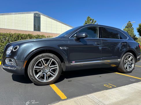 Used 2018 Bentley Bentayga Activity AWD/4WD image 1