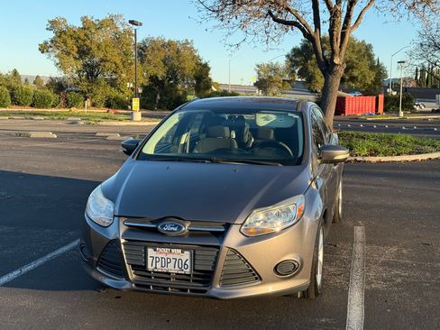 Used 2014 Ford Focus SE image 1