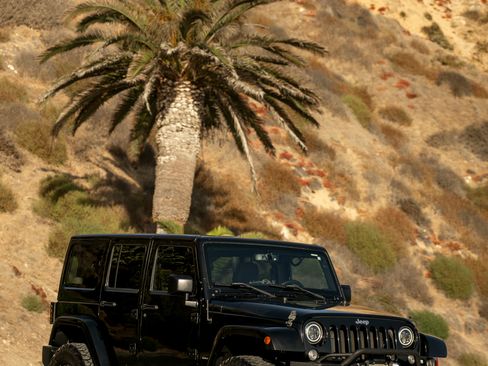 Used 2015 Jeep Wrangler Unlimited Sahara w/ Connectivity Group AWD/4WD image 2