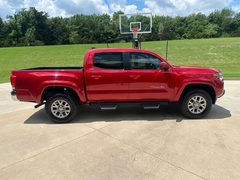 Used 2017 Toyota Tacoma SR5 w/ Tow Package RWD image 4