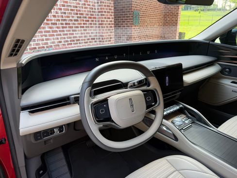 Used 2025 Lincoln Nautilus Reserve AWD/4WD image 8