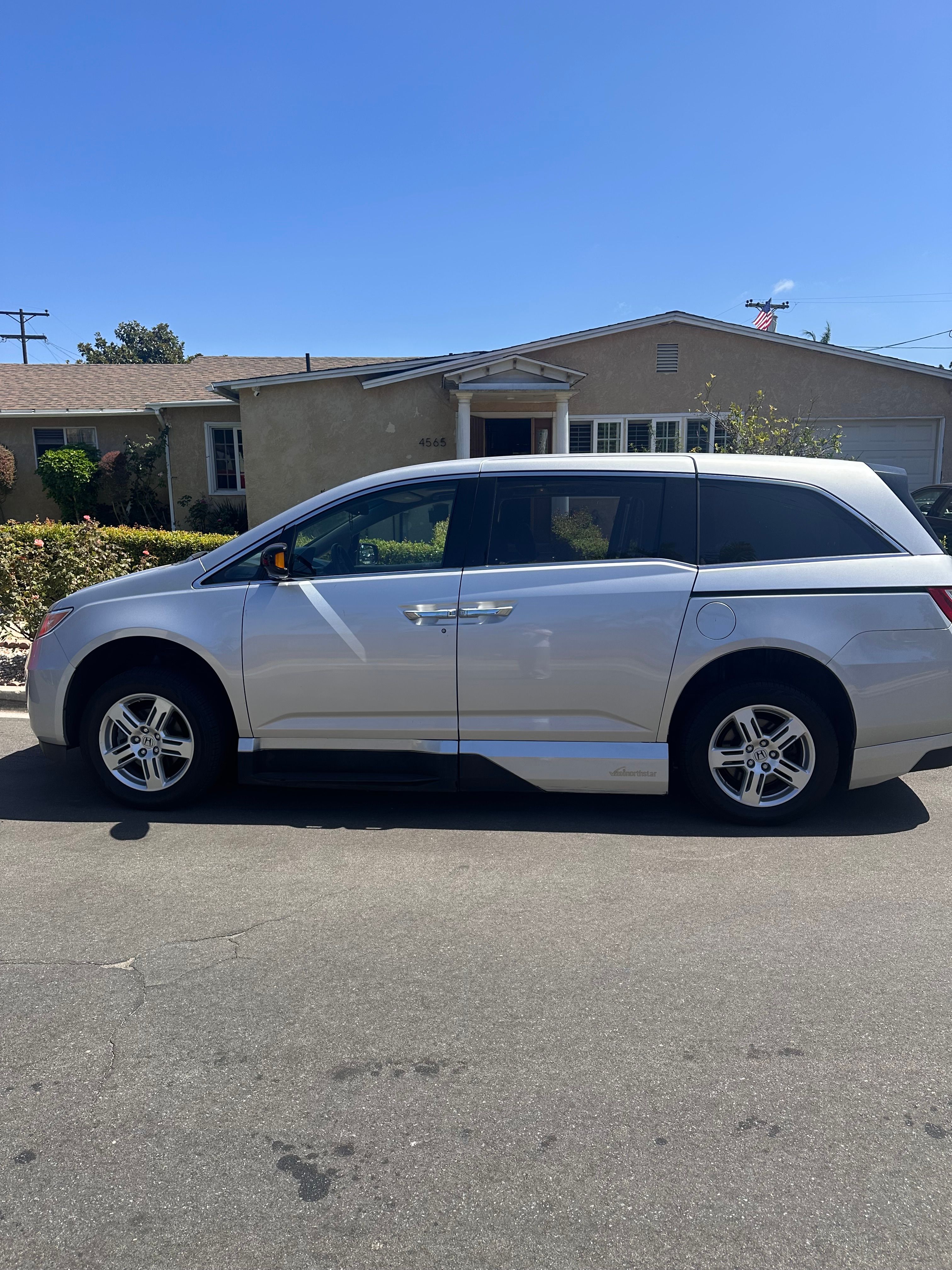 Used 2012 Honda Odyssey Touring Elite image 2