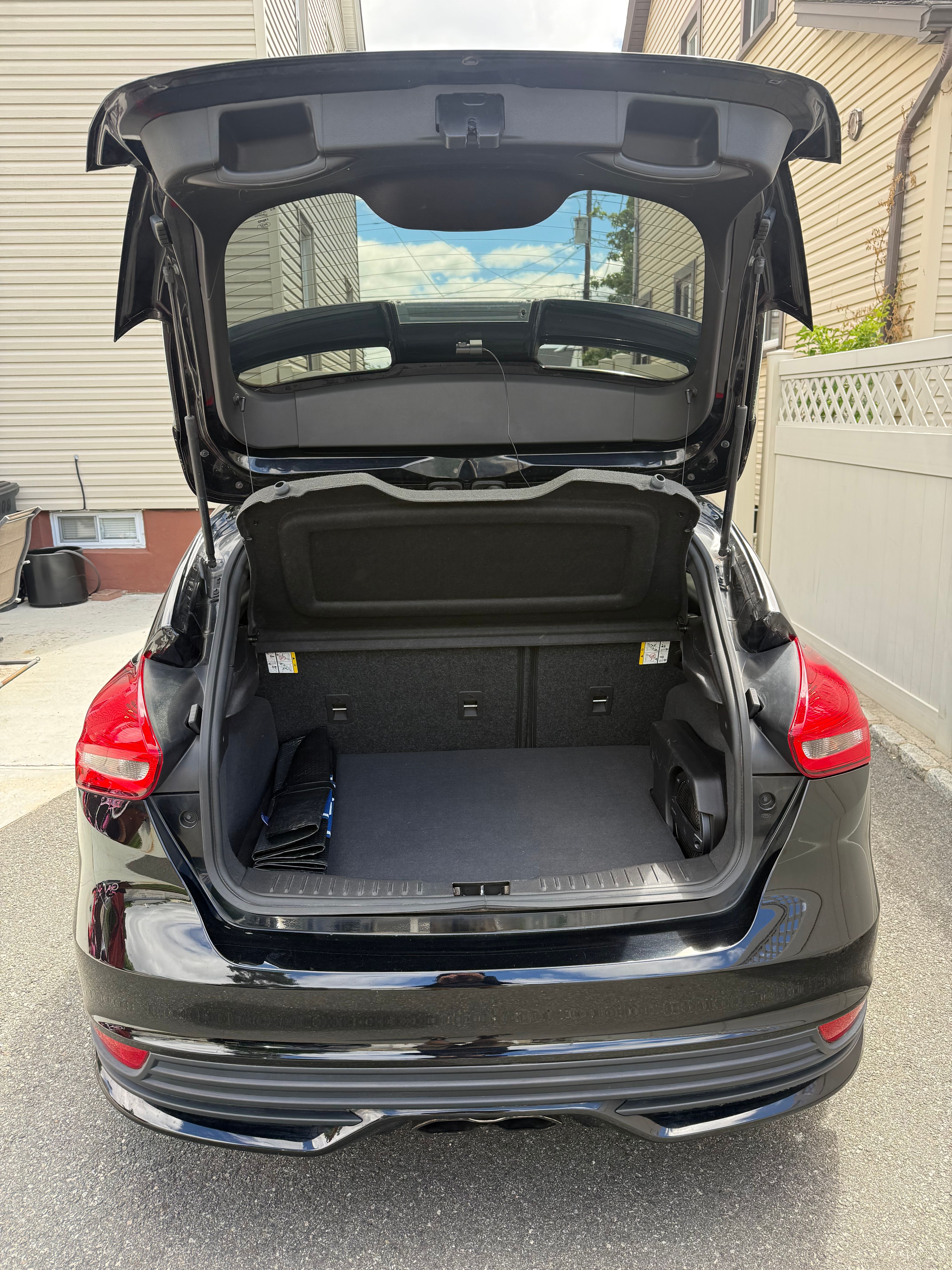 Used 2018 Ford Focus ST w/ Equipment Group 402A FWD image 9