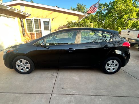 Used 2017 Kia Forte LX image 2
