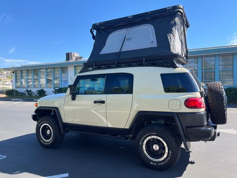 Used 2010 Toyota FJ Cruiser Sport Utility 2D image 5
