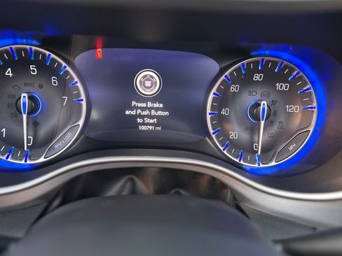 Used 2021 Chrysler Pacifica Touring-L w/ Uconnect Theater Family Group FWD image 17
