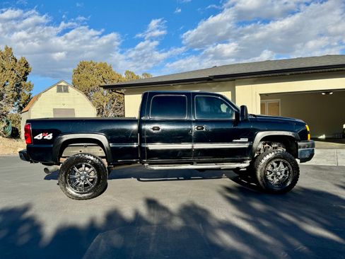 Used 2006 Chevrolet Silverado 2500 LT w/ Heavy-Duty Power Package image 8