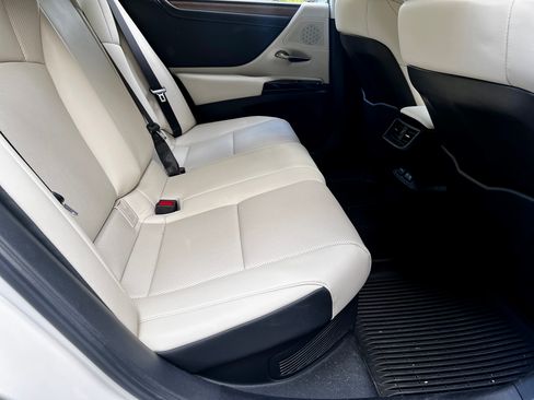 Used 2024 Lexus ES 300h F Sport image 22