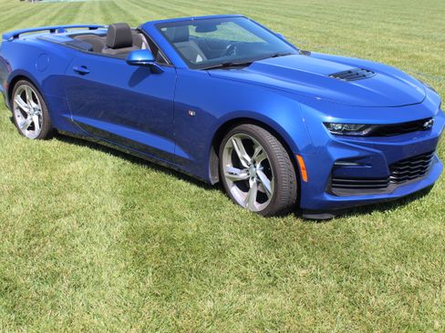 Used 2020 Chevrolet Camaro SS RWD image 2