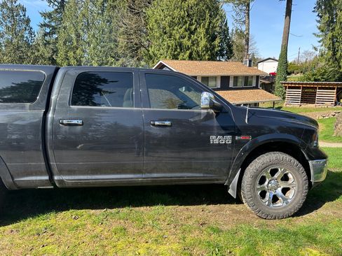 Used 2015 RAM 1500 Laramie w/ Convenience Group image 8