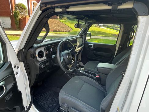 Used 2025 Jeep Wrangler Unlimited Sport AWD/4WD image 12