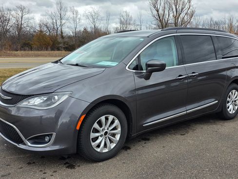 Used 2017 Chrysler Pacifica Touring-L image 1