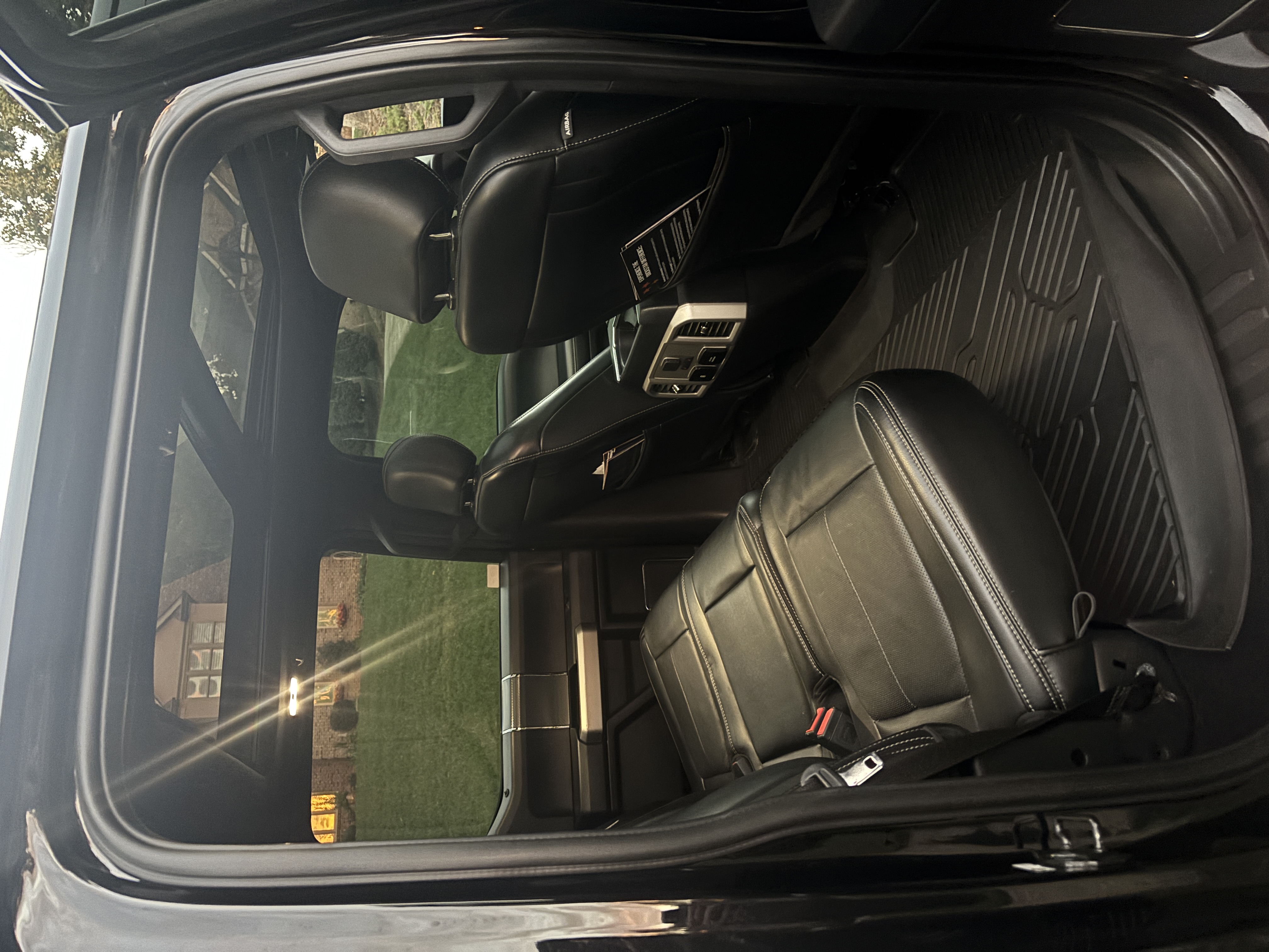 Used 2019 Ford F150 Lariat w/ Equipment Group 502A Luxury AWD/4WD image 4