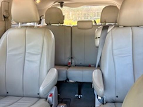 Used 2014 Toyota Sienna XLE image 11