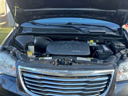 Used 2014 Chrysler Town & Country Touring image 8