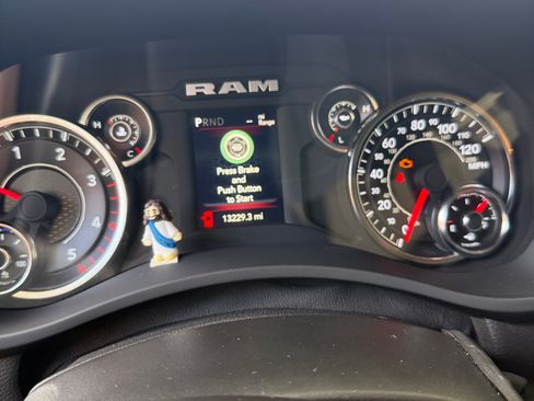 Used 2024 RAM 2500 Tradesman w/ Chrome Appearance Group AWD/4WD image 9