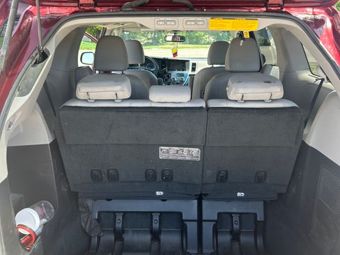 Used 2016 Toyota Sienna Limited FWD image 6