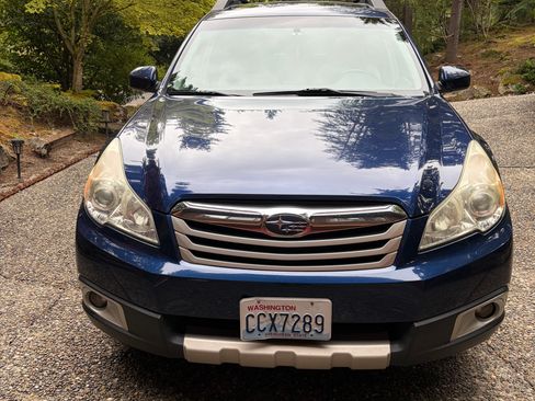 Used 2011 Subaru Outback 2.5i Limited w/ PWR Moonroof Pkg AWD/4WD image 8