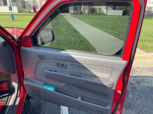 Used 2000 Nissan Frontier XE image 11