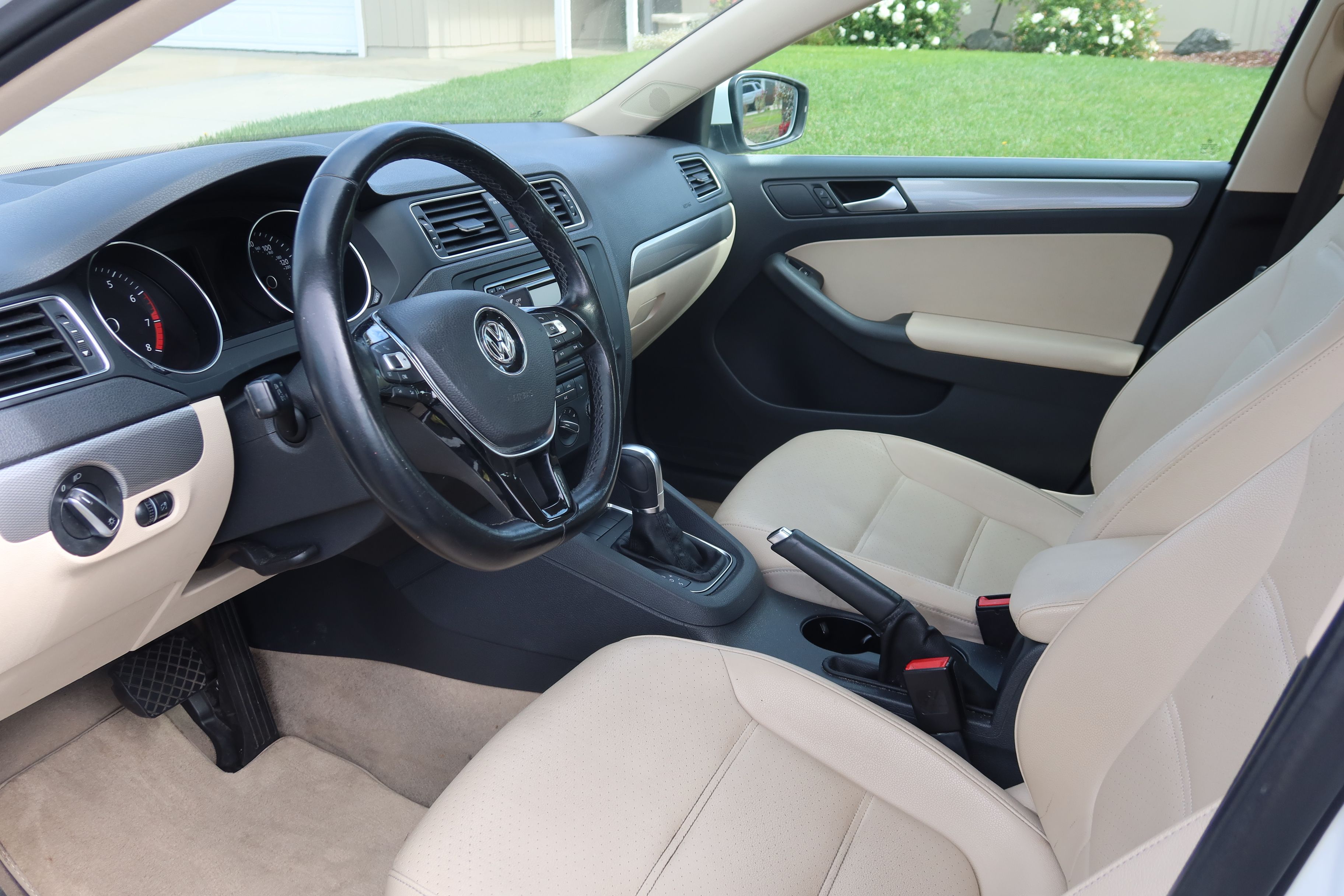 Used 2015 Volkswagen Jetta SE FWD image 2