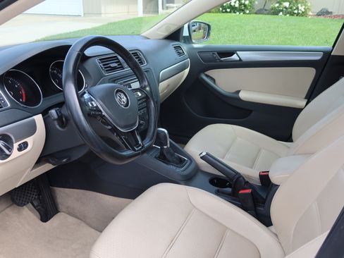 Used 2015 Volkswagen Jetta SE image 2