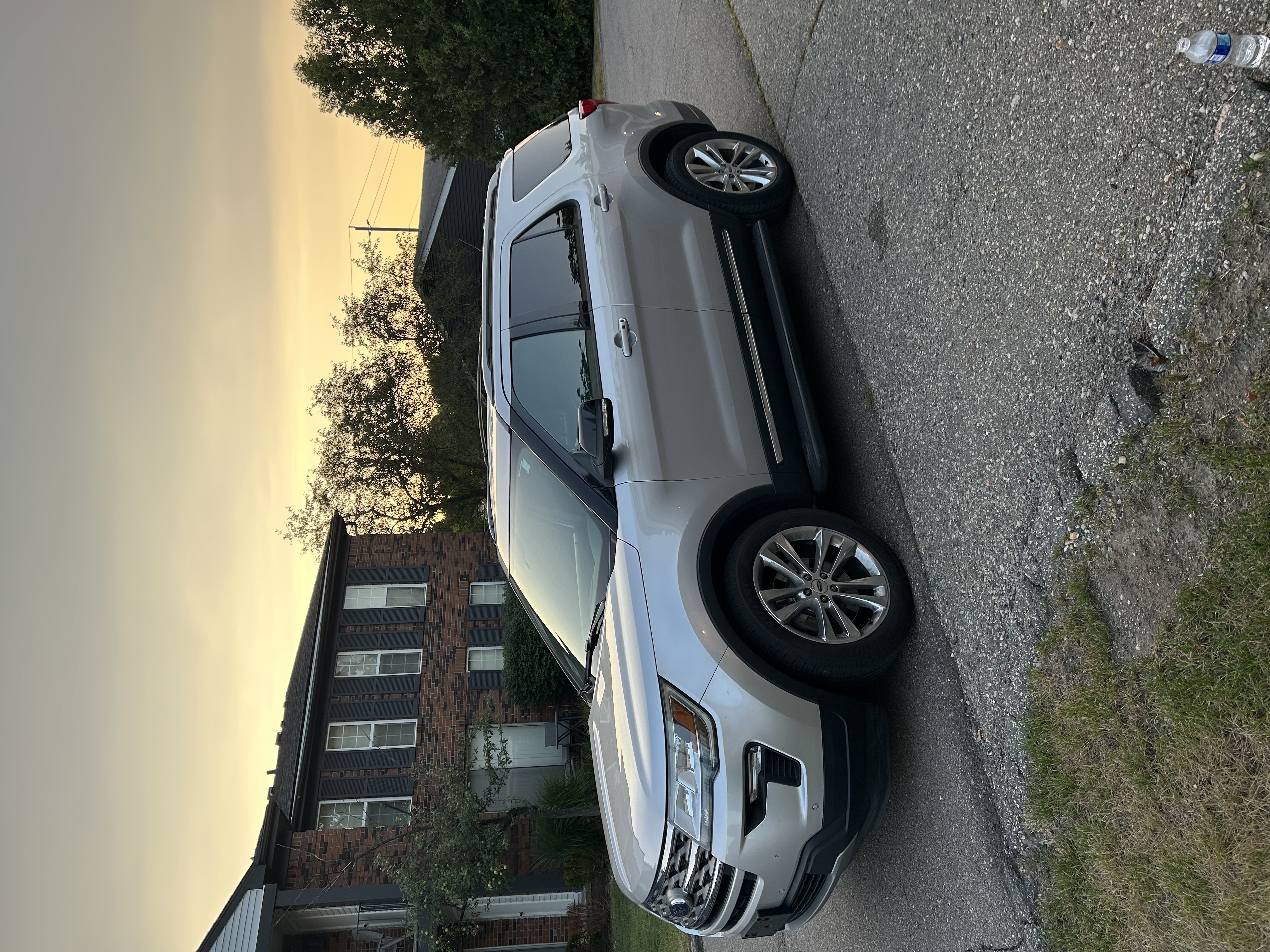 Used 2018 Ford Explorer XLT w/ Equipment Group 202A AWD/4WD image 2