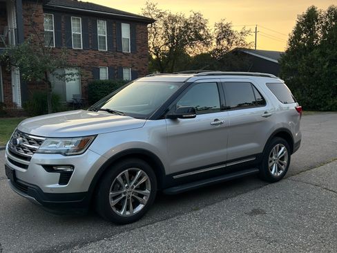 Used 2018 Ford Explorer XLT w/ Equipment Group 202A AWD/4WD image 2