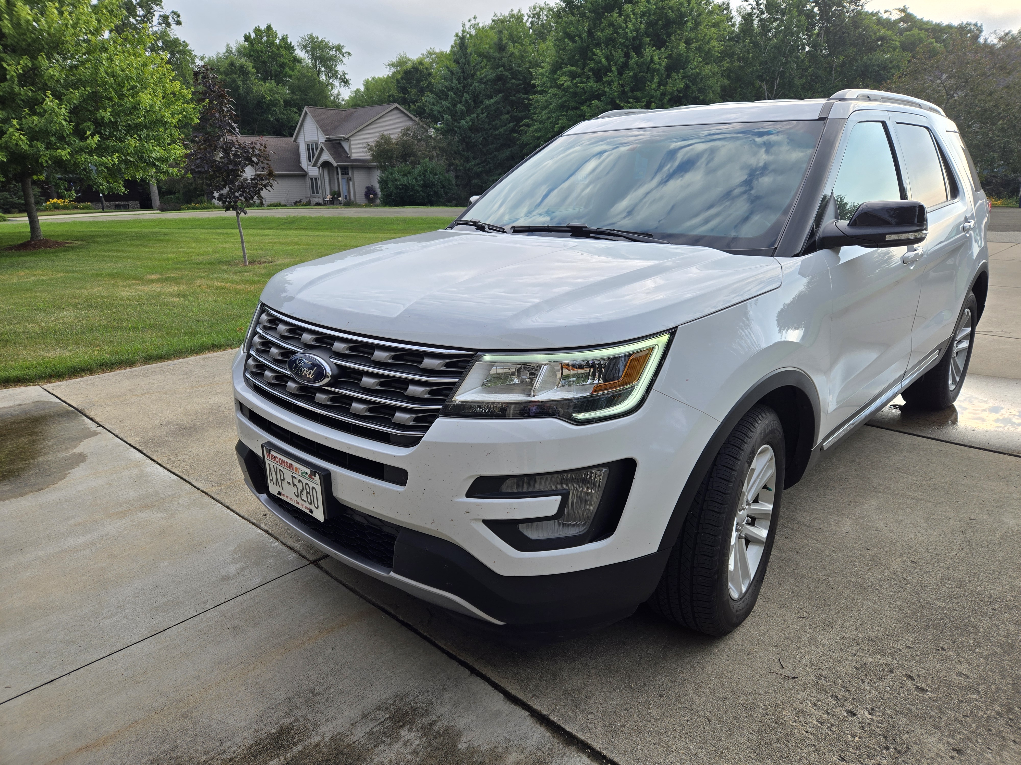 Used 2017 Ford Explorer XLT FWD image 1