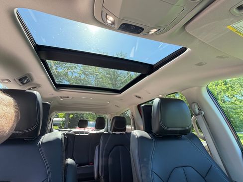 Used 2024 Chrysler Pacifica Touring-L w/ Uconnect Theater Family Group FWD image 11