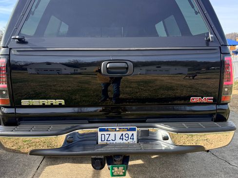 Used 2005 GMC Sierra 2500 SLT w/ Heavy-Duty Power Package image 12