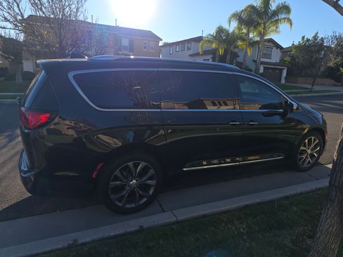 Used 2017 Chrysler Pacifica Limited w/ UConnect Theater Package image 4