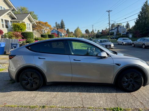 Used 2024 Tesla Model Y Long Range AWD/4WD image 8