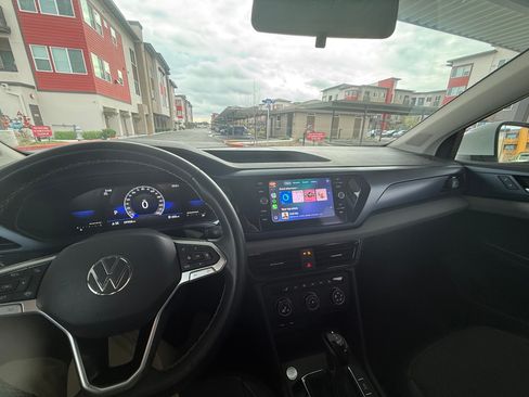 Used 2022 Volkswagen Taos SE w/ Panoramic Sunroof Package image 2