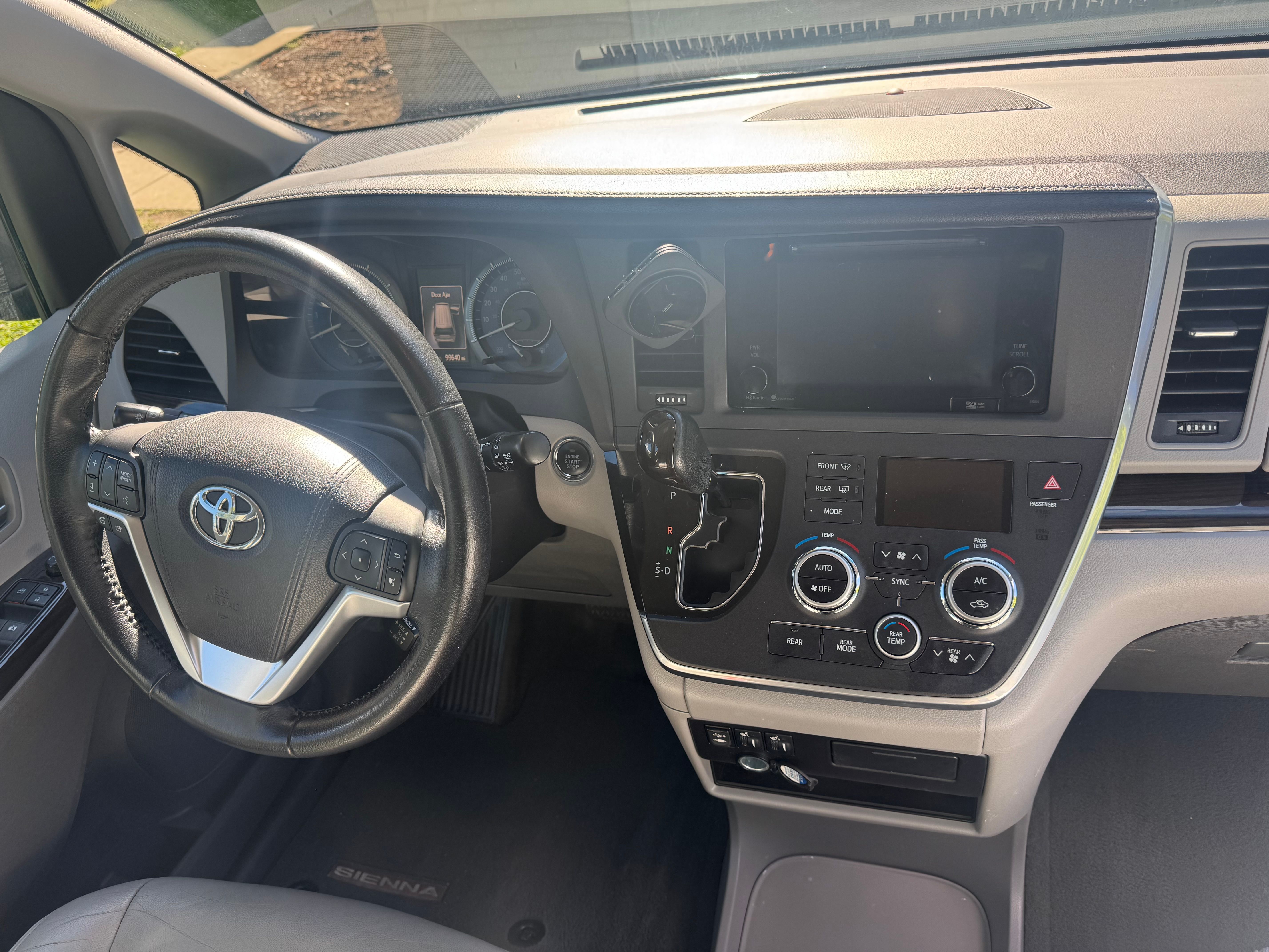 Used 2015 Toyota Sienna XLE w/ XLE Navigation Package FWD image 8