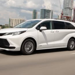 Used 2024 Toyota Sienna LE FWD image 1