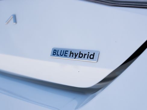 Used 2025 Hyundai Elantra Hybrid FWD image 11