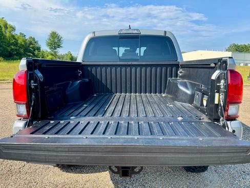 Used 2018 Toyota Tacoma TRD Off-Road w/ Technology Package AWD/4WD image 11