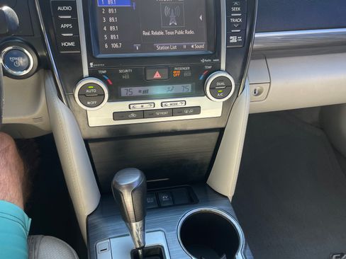 Used 2014 Toyota Camry XLE image 10