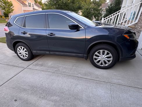 Used 2016 Nissan Rogue S FWD image 2