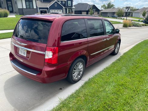 Used 2016 Chrysler Town & Country Touring-L FWD image 5