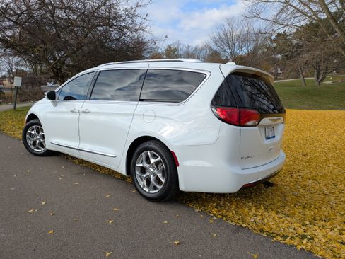 Used 2019 Chrysler Pacifica Limited image 27